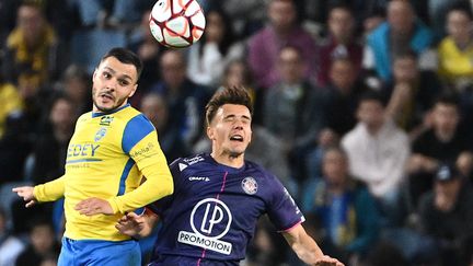 Le Sochalien&nbsp;Tony Mauricio dans un duel aérien avec le Toulousain&nbsp;Denis Genreau lors du choc de la 34e journée de Ligue 2, le 19 avril 2022.&nbsp; (SEBASTIEN BOZON / AFP)