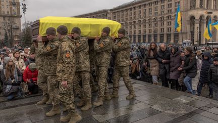 À Kiev (Ukraine), plusieurs centaines d'Ukrainiens ont assisté jeudi 11 janvier 2024 aux obsèques du jeune poète et soldat ukrainien Maksym Kryvtsov, surnommé "Dali". (ROMAN PILIPEY / AFP)