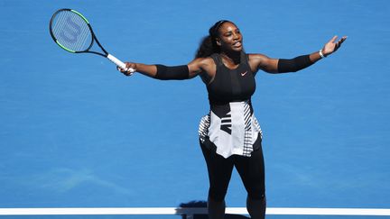 Serena Williams célèbre sa victoire en quart de finale de l'Open d'Australie, contre Johanna Konta, le 25 janvier 2017, à Melbourne. (JASON REED / REUTERS)