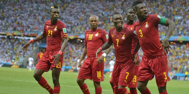 Asamoah Gyan et ses coéquipiers fêtent le 2e but de leur équipe et le 5e du capitaine en Coupe du monde