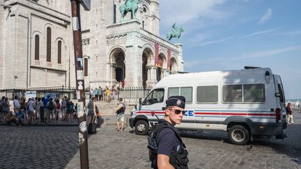 La fréquentation des touristes chinois et japonais a baissé en 2016 en Ile-de-France, alors que des lieux sont pourtant protégés par Vigipirate, comme ici au Sacré-Coeur à Paris (MAXPPP)