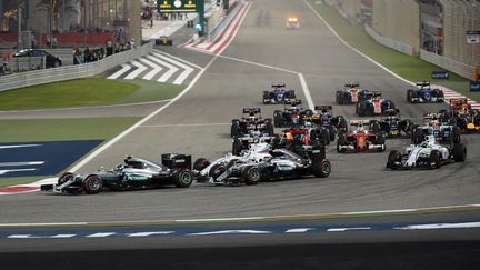 Le premier virage du Grand Prix de Bahreïn a été le tournant de la course, avec Rosberg (Mercedes) devant Hamilton (Mercedes) qui va être éperonné par Bottas (Williams) (MOHAMMED AL-SHAIKH / AFP)