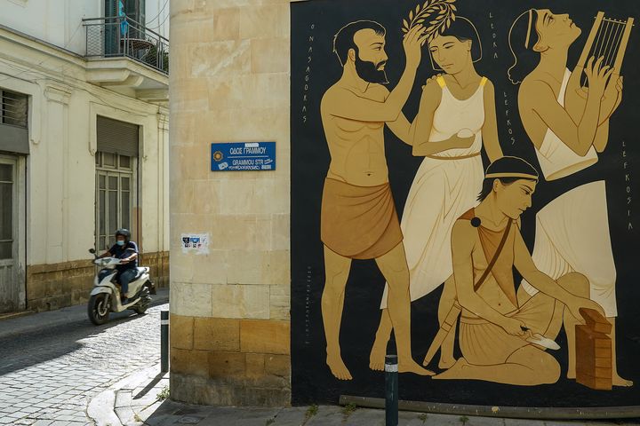 Peinture murale de l'artiste grec Fikos dans la capitale chypriote Nicosie le 7 juin 2021. (DAVID VUJANOVIC / AFP)