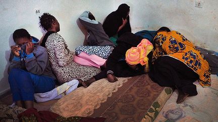 Tripoli. Perquisition de la police anti-immigration dans une maison de passeur, 2016. (SAMUEL GRATACAP/GALERIE LES FILLES DU CALVAIRE)