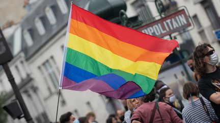 Des manifestants défilent pour la Gay Pride le 4 Juillet 2020 à Paris.&nbsp; (ESTELLE RUIZ / HANS LUCAS)