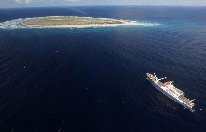 L'île de Tromelin et le navire Marion Dufresne, le 16 avril 2013. (RICHARD BOUHET / AFP)