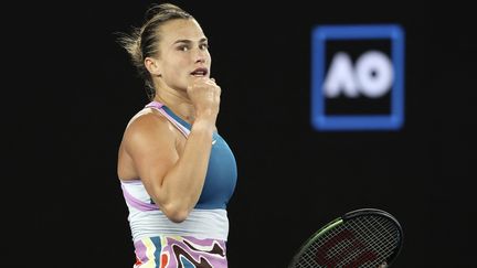 La rage de vaincre de la Biélorusse Aryna Sabalenka, lors de la demi-finale de l'Open d'Australie contre la Polonaise Magda Linette, le 26 janvier 2023, à Melbourne. (MARTIN KEEP / AFP)