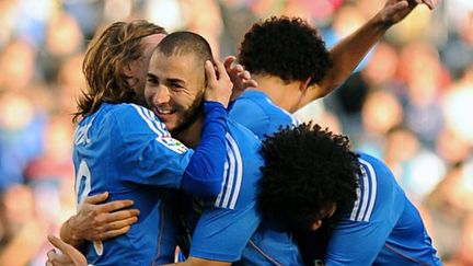 Benzema félicité par ses coéquipiers du Real (JORGE GUERRERO / AFP)