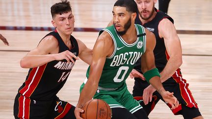 Jayson Tatum des Celtics de Boston tourne contre Tyler Herro et Goran Dragic des Heat dans le troisième match de la finale de la Conférence de l'Est lors des éliminatoires de la NBA, le 19 septembre.  (KEVIN C. COX / GETTY IMAGES NORTH AMERICA)