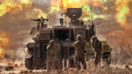 Des soldats de l'armée israélienne interviennent près de la frontière avec Gaza, au sud d'Israël, le 11 octobre 2023. (JACK GUEZ / AFP)