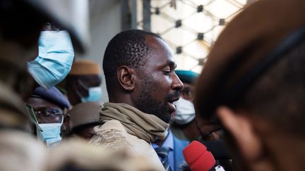 Le colonel Assimi Goïta, chef de la junte et futur vice-président du Mali, parle à la presse au ministère de la Défense à Bamako, le 19 août 2020. (ANNIE RISEMBERG / AFP)