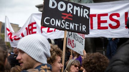 Une pancarte dans un rassemblement en soutien à Gisèle Pelicot, le 14 septembre 2024 à Paris. (VALERIE DUBOIS / HANS LUCAS / AFP)