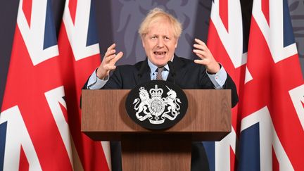 Le Premier ministre britannique, Boris Johnson, lors d'une conférence de presse à Londres (Royaume-Uni), le 24 décembre 2020. (PAUL GROVER / AFP)