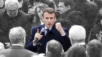 Emmanuel Macron a terminé en tête du premier tour de l'élection présidentielle avec près de 28% des suffrages, le 10 avril 2022. (LUDOVIC MARIN / AFP)