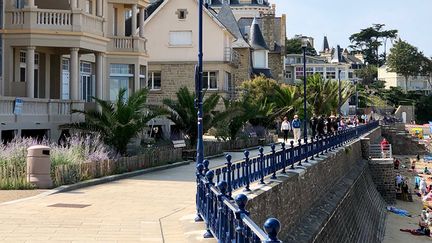 Les abords de la grande plage de Saint-Lunaire (Ille-et-Vilaine), où habite Nicolas Hulot.&nbsp; (MATTHIEU MONDOLONI / FRANCEINFO)