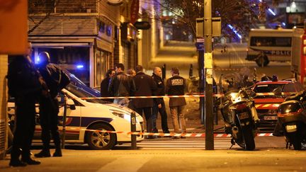 Des policiers après un attentat perpétré à Saint-Denis au Stade de France, le 13 novembre 2015. (MAXPPP)