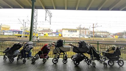 Des poussettes sont disposées sur le quai de la gare de Przemysl (Pologne) pour des familles fuyant la guerre en Ukraine, le 2 mars 2022. (FRANCESCO MALAVOLTA / AP / SIPA)