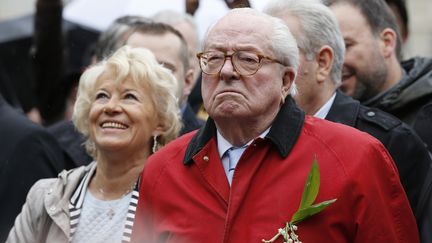 L'eurod&eacute;put&eacute; Jean-Marie Le Pen rend hommage &agrave; Jeanne d'Arc, &agrave; Paris, le 1er mai 2015. (THOMAS SAMSON / AFP)