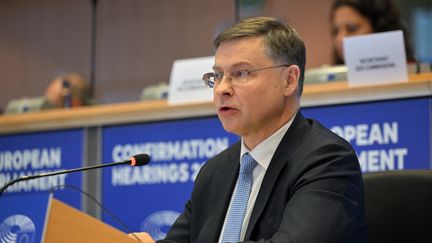 Le Commissaire européen à l'économie, Valdis Dombrovskis, lors d'une audition au Parlement européen, le 7 novembre 2024 à Bruxelles (Belgique). (NICOLAS TUCAT / AFP)