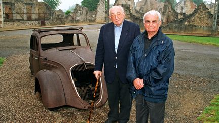 Jean-Marcel Darthout (à gauche) aux côtés de Robert Hebras à Oradour-sur-Glane (Haute-Vienne), le 27 mai 2004.&nbsp; (MICHEL HERMANS / AFP)