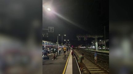 Les Alpes-Maritimes et le Var ont été placés en vigilance orange orages, jeudi 15 août. Quelques dégâts ont été recensés sur les lignes ferroviaires, bloquant certains voyageurs.