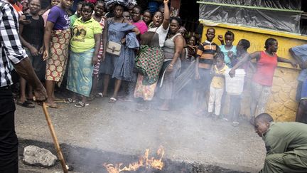 Après des années passées à tenter de sensibiliser la population, les services forestiers viennent seulement de lancer des opérations coups de poing. C’est pour cette raison que quand un garde forestier a brûlé des cadavres de singes et au moins un pangolin au marché Rally Market de Monrovia, cela a failli dégénérer en émeute avec les femmes présentes&nbsp;: cela représente 3 000 dollars partis en fumée. L’une d’elles folle de rage déclare&nbsp;: "Comment je vais faire pour envoyer mes enfants à l'école ? Comment je vais faire pour vivre." (JOHN WESSELS / AFP)