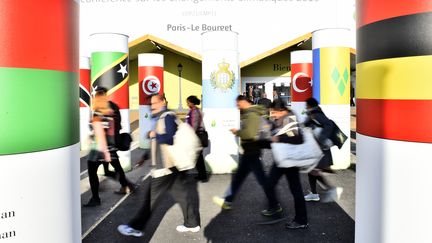 Des visiteurs passent devant l'entrée du centre de conférences accueillant la COP21, le 3 décembre 2015, au Bourget.&nbsp; (LOIC VENANCE / AFP)