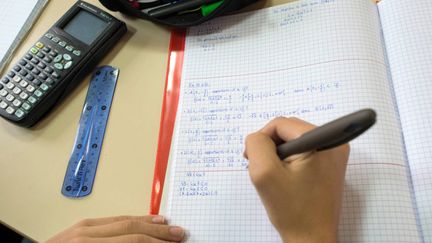 Un lycéen en cours de mathématiques (illustration). (PHILIPPE RENAULT / MAXPPP)