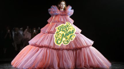 Pour la maison néerlandaise Viktor &amp; Rolf, le duo de créateurs composé de Viktor Horsting &amp; Rolf Snoeren ne manque pas d'humour pour faire passer leur message. Ainsi chaque robe en superposition de tulle au volume extrême - portée par des mannequins aux cheveux hyper longs marchant les pieds nus - affiche sur un patch incrusté sur le devant du modèle un message aux couleurs tranchantes : "No", "No photos please" (pas de photo, s'il vous plaît), "I want a better world" (Je veux un monde meilleur), "Freedom", "Less is more", "Amsterdam", "I'm not shy i just don't like you" ou "I am my own muse" (Je suis ma propre muse).... Ce n'est pas la première fois qu'ils proposent des créations spectaculaires ou d'avant-garde.
 (FRANCOIS GUILLOT / AFP)