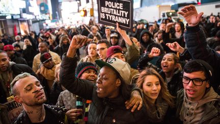 Des centaines de manifestants se sont rassembl&eacute;s spontan&eacute;ment sur Times Square &agrave; New York (Etats-Unis), mercredi 3 d&eacute;cembre. (ANDREW BURTON / GETTY IMAGES NORTH AMERICA / AFP)