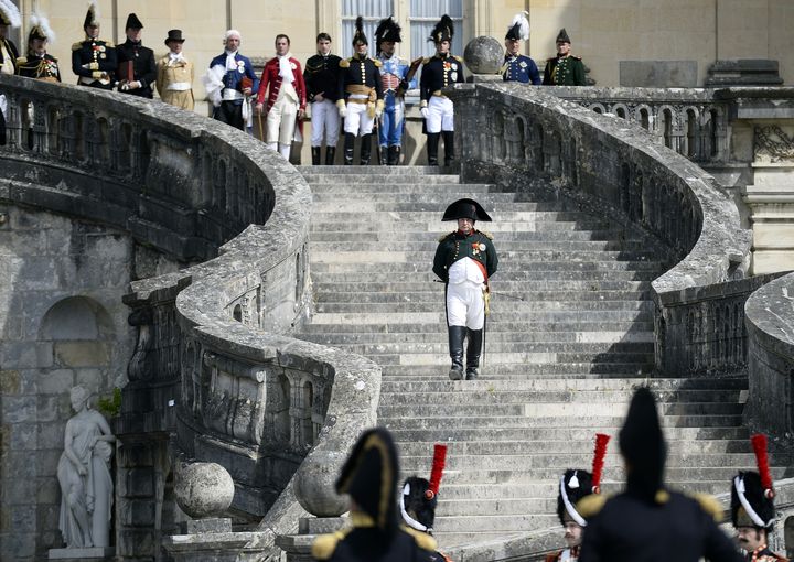 Frank Samson dans le r&ocirc;le de Napol&eacute;on, le 20 avril 2014, &agrave; l'occasion des 200 ans des adieux de l'empereur &agrave; sa garde, au ch&acirc;teau de Fontainebleau (Seine-et-Marne). (FRANCK FIFE / AFP)