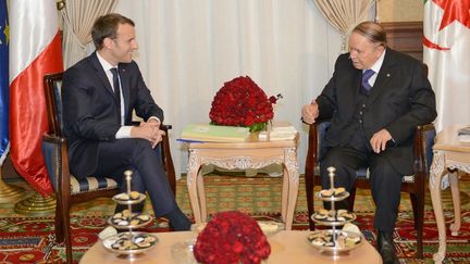 Rencontre entre le président français, Emmanuel Macron, et son homologue algérien, Abdelaziz Bouteflika, à Alger le 6 décembre 2017. (DMITRY ASTAKHOV / APS)