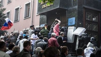 Prise d'assaut du palais de justice de Donetsk le 1er mai 2014 (AFP)