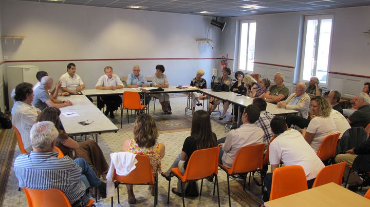 Sylvain Borgni (au fond, en chemise bleue), chef de la section 309 du PS, entour&eacute; de Pierre S&eacute;m&eacute;riva (&agrave; sa droite), candidat &eacute;colo qu'il doit soutenir, et d'Oph&eacute;lie Rosso,&nbsp;la suppl&eacute;ante, face aux militants socialistes, mardi 29 mai 2012 &agrave; Marseille. (S. LEGRAND / FTVI)