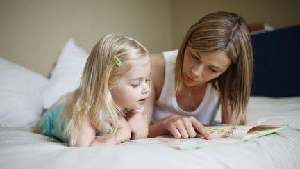 La lecture donne un grand plaisir aux enfants et les aide à se construire. (Illustration) (CATHERINE DELAHAYE / STONE RF / GETTY IMAGES)