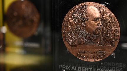 La médaille du prix Albert-Londres.&nbsp; (DOMINIQUE FAGET / AFP)