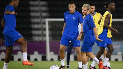 Les joueurs de l'équipe de France dont Kylian Mbappé (au centre) et Antoine Griezmann (à droite) participent à une séance d'entraînement au stade Al Sadd SC à Doha, le 9 décembre 2022. (FRANCK FIFE / AFP)