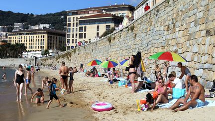 Des habitants d'Ajaccio (Corse-du-Sud) profitent des temp&eacute;ratures douces sur la plage de Saint-Fran&ccedil;ois, le 27 octobre 2013. (PASCAL POCHARD CASABIANCA / AFP)