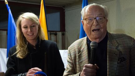 Marion Mar&eacute;chal-Le Pen et son grand-p&egrave;re, Jean-Marie Le Pen, le 29 mars 2015, &agrave; Carpentras (Vaucluse). (BERTRAND LANGLOIS / AFP)