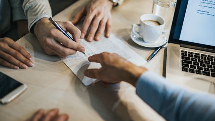 Les rendements des assurances-vie sont trop faibles pour permettre aux épargnants de maintenir leur pouvoir d'achat, estime l'association de consommateurs CLCV. (SKYNESHER / E+ / GETTY IMAGES)