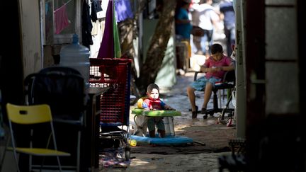 Des enfants de la communauté Roms à la Courneuve, en&nbsp;Seine-Saint-Denis, le 14 août 2015. (KENZO TRIBOUILLARD / AFP)