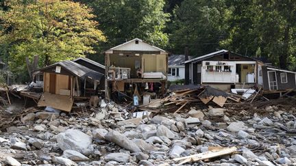 Des maisons entièrement détruites après le passage de l'ouragan Hélène en Caroline du Nord (Etats-Unis), le 2 octobre 2024. (ALLISON JOYCE / AFP)