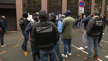 Les officiers de police judiciaire se rassemblent devant le bâtiment de la PJ à Lille (Nord), boulevard de la Liberté. (FRANCE 3 HAUTS-DE-FRANCE / FRANCE TELEVISIONS)