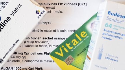 La franchise sur les boîtes de médicaments et les actes paramédicaux va passer de 50 centimes à 1 euro d'ici fin mars 2024. (JEAN-FRANCOIS FORT / HANS LUCAS / AFP)