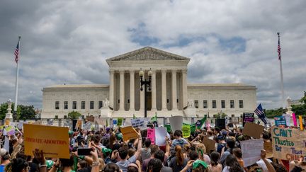 Une foule manifestant devant la Cour suprême des Etats-Unis, à Washington DC, le 24 juin 2022. (BRANDON BELL / GETTY IMAGES NORTH AMERICA / AFP)