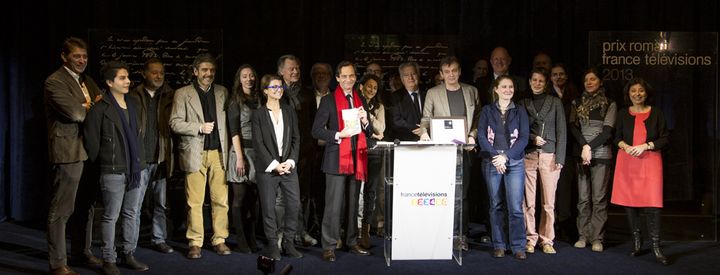 Pierre Lemaître, lauréat du Prix Roman France Télévisions 2013, entouré des membres du jury
 (Vincent Pancol / France Télévisions)