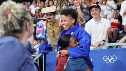 Médaillée de bronze à Tokyo il y a trois ans, Amandine Buchard a de nouveau décroché la médaille de bronze dans la catégorie des -52 kg après une dernière victoire contre la Hongroise Reka Pupp. Elle a célébré ce succès avec sa coéquipière judokate Clarisse Agbégnénou. (JACK GUEZ / AFP)