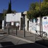 Devant l'école élémentaire Saint-Charles 2, à l'angle des rues Léon Gozlan et 141e RIA, dans le 3e arrondissement de Marseille, où le corps du chauffeur VTC Nessim Ramdane a été découvert, une balle dans la tête, le 4 octobre 2024. (PENNANT FRANCK / LA PROVENCE / MAXPPP)