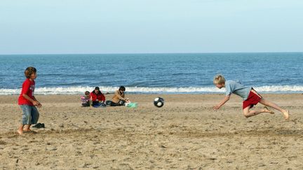 Des enfants profitent des vacances de Toussaint au bord de la mer&nbsp; (MYCHELE DANIAU / AFP)