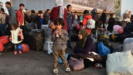 Des demandeurs d'asile arrivés sur les îles Lesvos et Chios arrivent sur le ferry "Diagoras" pour être transportés au port du Pirée (Grèce), le 12 novembre 2019. (NICOLAS KOUTSOKOSTAS / NURPHOTO / AFP)